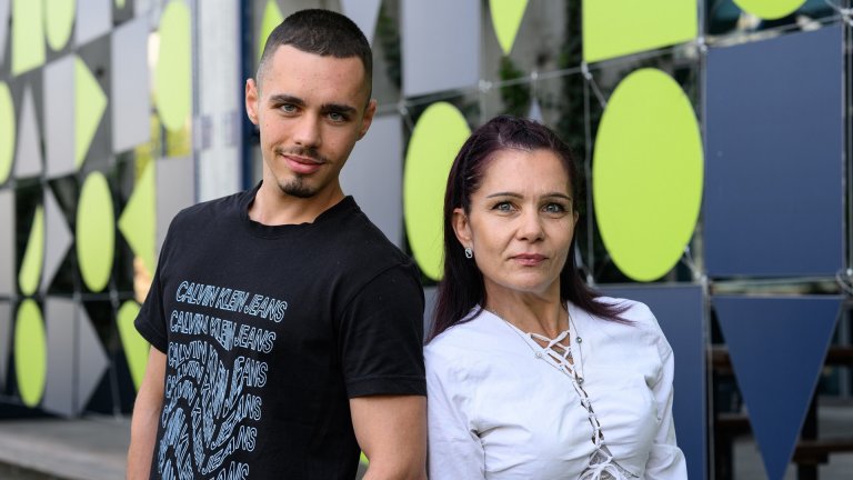 Майка и син работят заедно