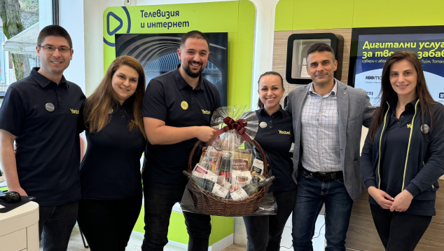 Асистени в магазин на Йеттел с подаръци