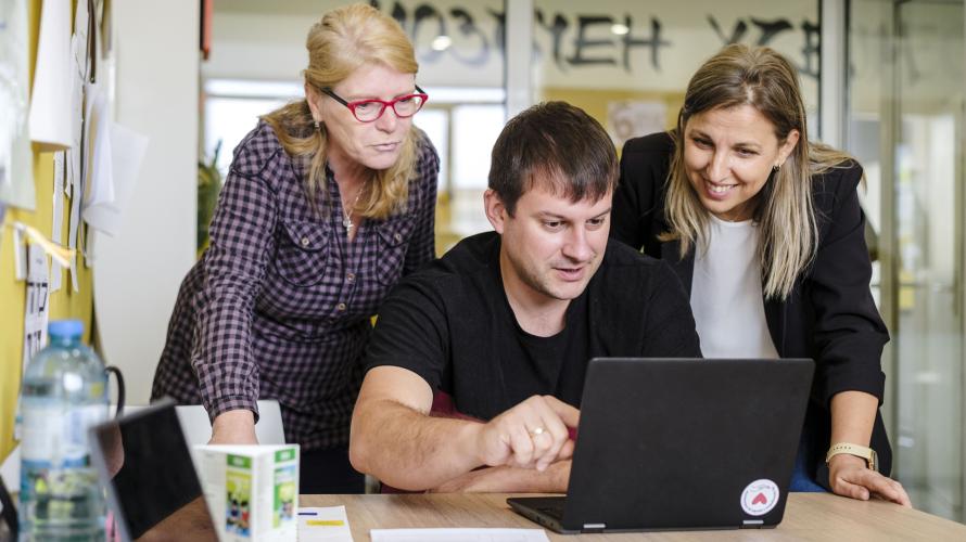 Създадоха първия у нас инструмент за самооценка на дигиталните умения за учители и ученици